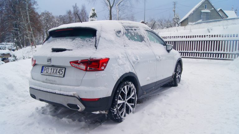 zaśnieżony samochód zimą test Seata Arona 1,0 110 KM