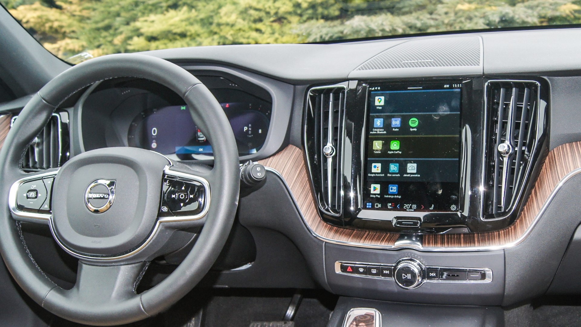 kierownica, deska rozdzielcza, ekran dotykowy, aplikacje w samochodzie SUV premium - test Volvo XC60 B4