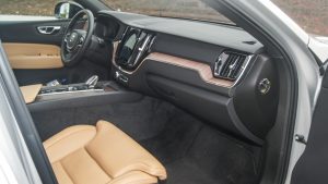 deska rozdzielcza samochodu premium ozdobna listwa z drewna - test Volvo XC60 B4