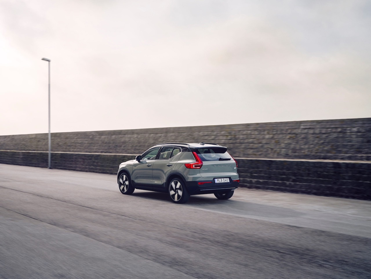 Volvo lato bez vat 294086 xc40 recharge twin sage green scaled